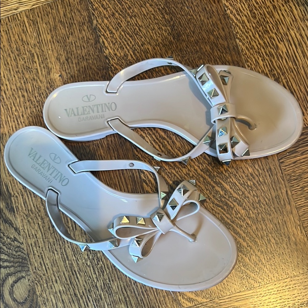 Valentino Garavani Cream Sandals with Elegant Design